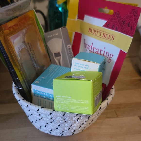 Anti Aging Hydrating Collection in White Basket Bundle - Picture 1 of 9